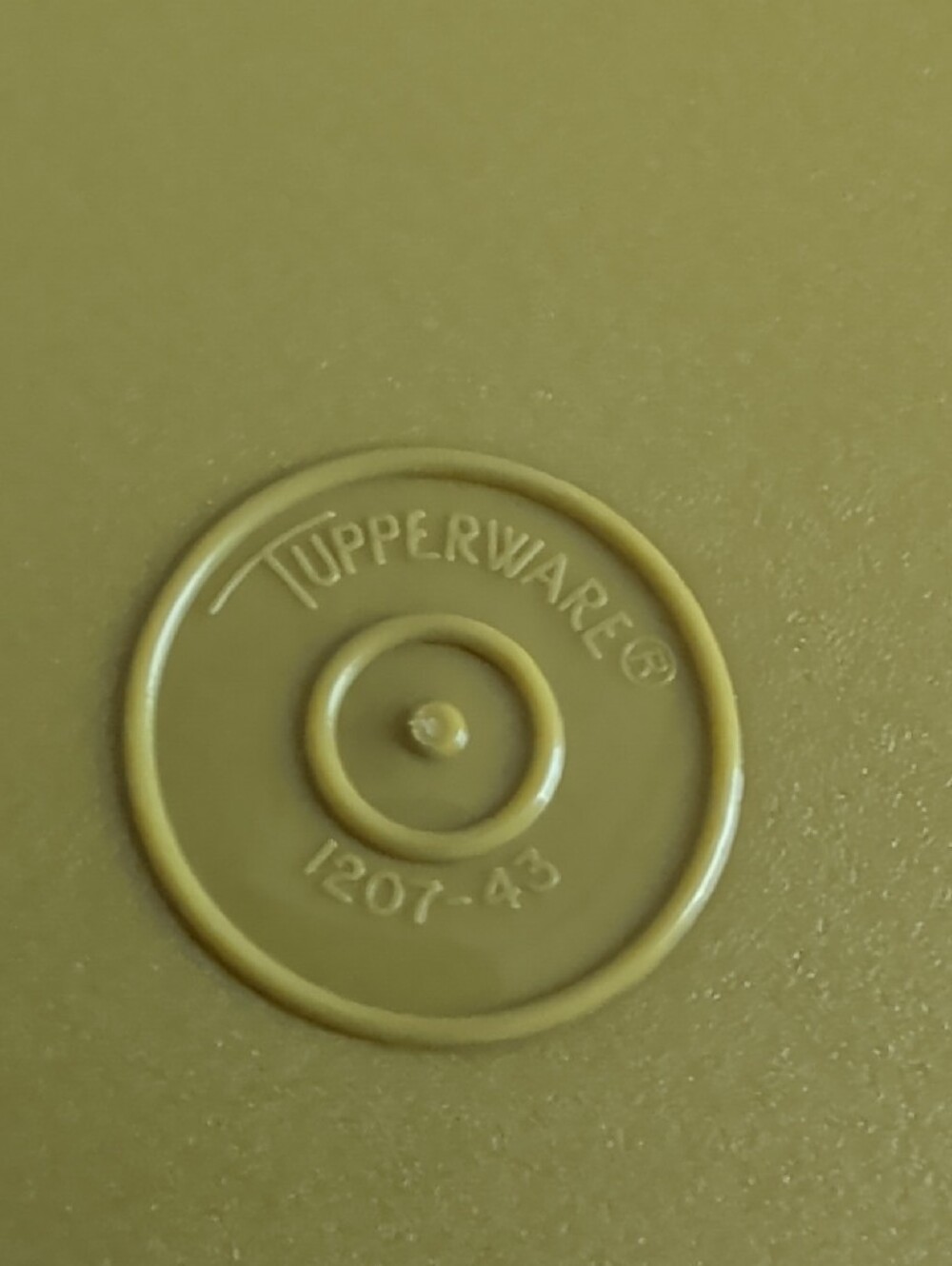 Vintage Tupperware Lids Plastic Plates Chocolate Brown and Avocado Green - Picture 3 of 4